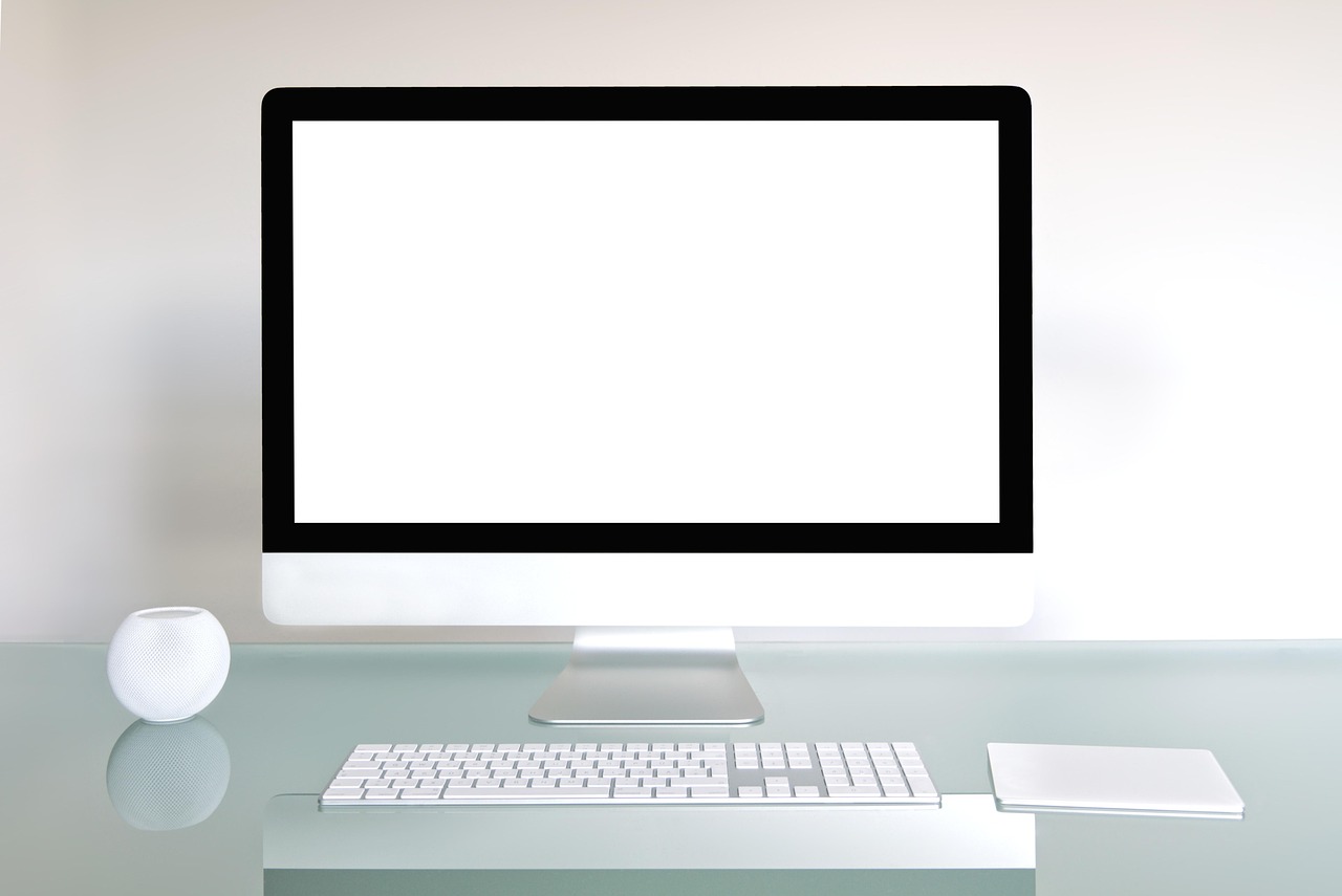 WordPressのテーマ画面をノートパソコンで確認しているイメージ