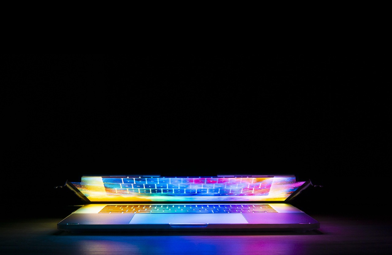 ノートパソコンでWordPressテーマをインストールしているイメージ