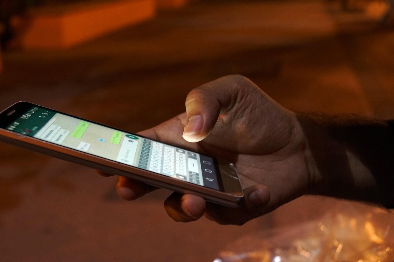 スマートフォンで顧客からの問い合わせに対応するイメージ