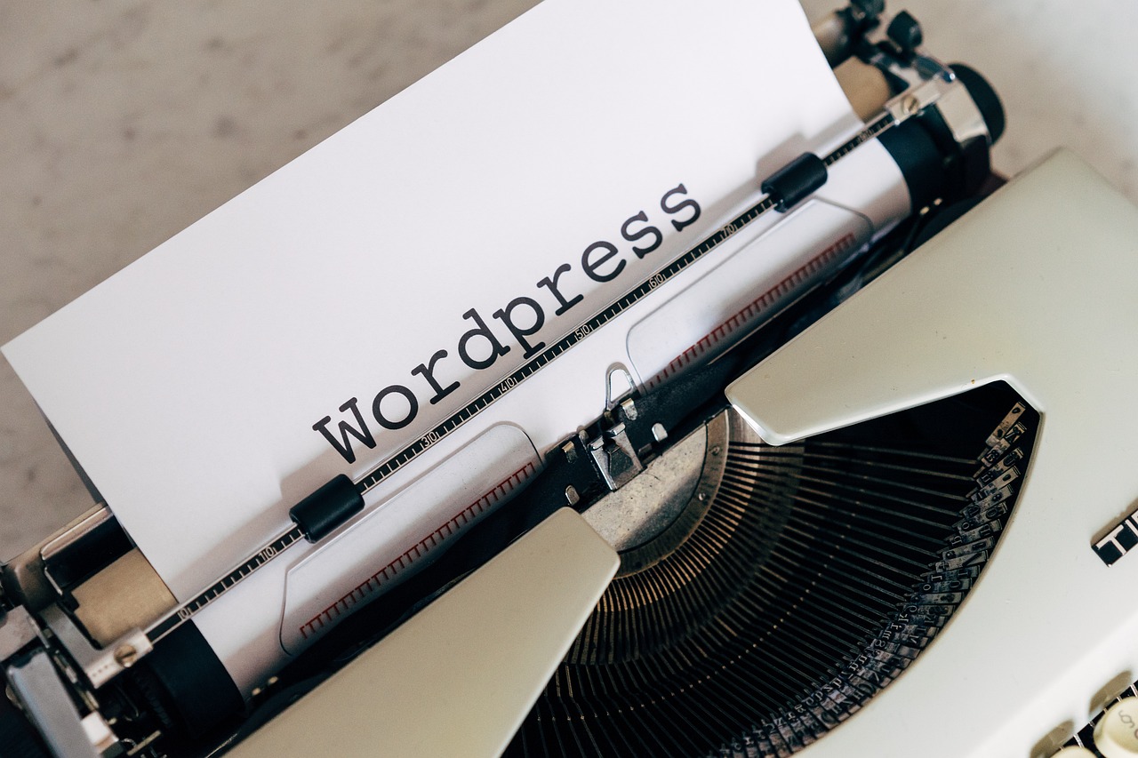 WordPressテーマのデザインをパソコンで比較しているイメージ