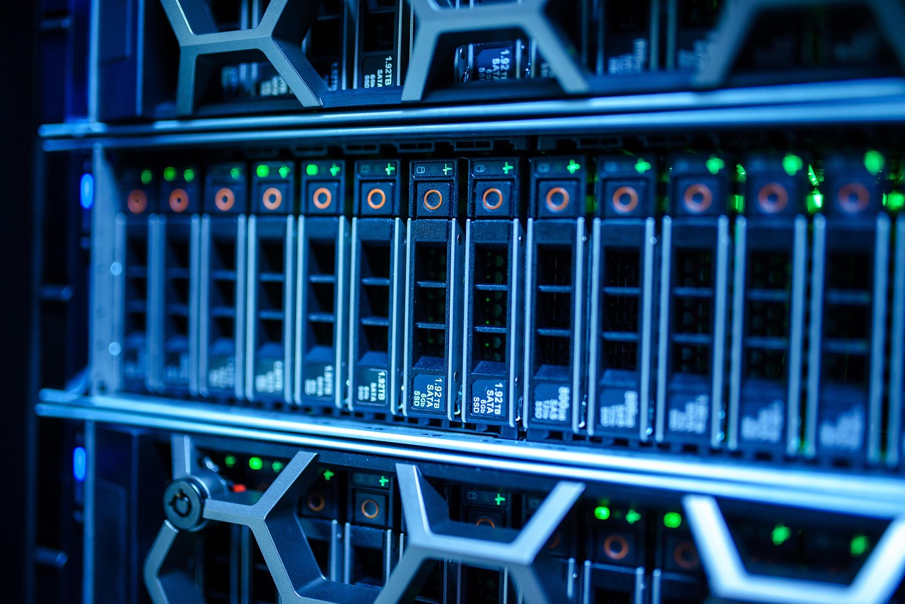 サーバールームでネットワーク機器が並ぶイメージ