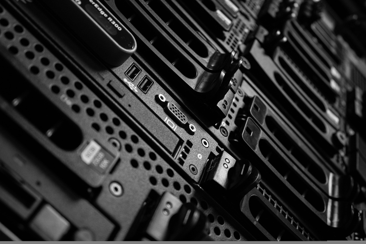 サーバーラックが並ぶデータセンターのイメージ