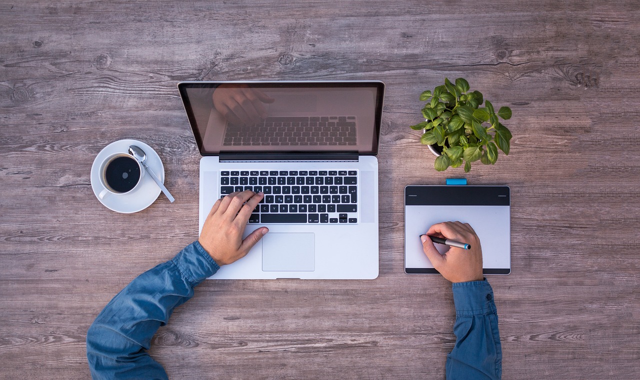 ノートPCでサイトの準備をする机のイメージ